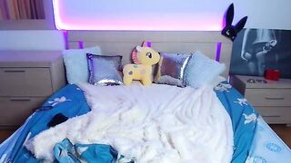 Kellykeat skinny college girl 2jerks off her pudenda with a toy 019-10-27