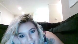 Toriirose she fingers her narrow holes and shakes her round ass 2019-10-28