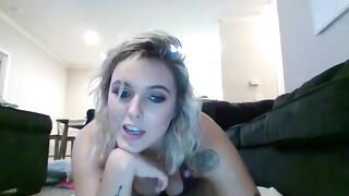 Toriirose she fingers her narrow holes and shakes her round ass 2019-10-28