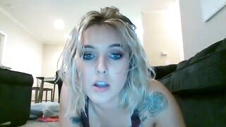 Toriirose she fingers her narrow holes and shakes her round ass 2019-10-28