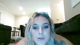 Toriirose she fingers her narrow holes and shakes her round ass 2019-10-28