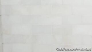 Miakinkdd busty insatiable milf fucks her anal hole in the shower 2020-11-22