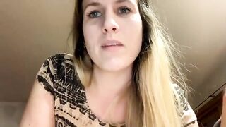Milkingmommy horny blonde spreads her legs and passionately masturbates on the bed 2020-03-30