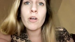 Milkingmommy horny blonde spreads her legs and passionately masturbates on the bed 2020-03-30