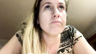 Milkingmommy horny blonde spreads her legs and passionately masturbates on the bed 2020-03-30