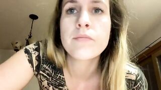 Milkingmommy horny blonde spreads her legs and passionately masturbates on the bed 2020-03-30