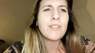 Milkingmommy horny blonde spreads her legs and passionately masturbates on the bed 2020-03-30