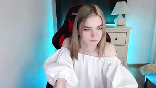 Angel_dustt lifting her sweater, cute blonde with pleasure shows her neat tits 2020-12-17