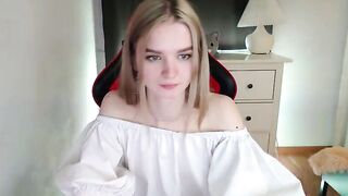 Angel_dustt lifting her sweater, cute blonde with pleasure shows her neat tits 2020-12-17