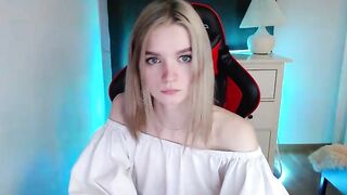 Angel_dustt lifting her sweater, cute blonde with pleasure shows her neat tits 2020-12-17