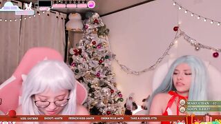Maru_chan_ two naked lesbians in wigs masturbate their wet vaginas on a chair 2020-12-19