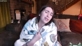 Daydreamur gurl amateur brunette gently fingers her shaved pussy 2020-03-26
