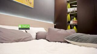 Yeu_asian slender blonde with long hair twists her ass on the bed 2021-01-09