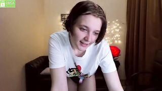 Cutiechloe_ young short-haired girl takes off her tank top and shows juicy tits 2021-04-05