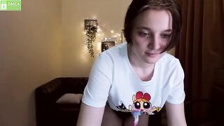 Cutiechloe_ young short-haired girl takes off her tank top and shows juicy tits 2021-04-05