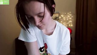 Cutiechloe_ young short-haired girl takes off her tank top and shows juicy tits 2021-04-05