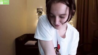 Cutiechloe_ young short-haired girl takes off her tank top and shows juicy tits 2021-04-05