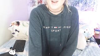 Xxlittlesisxx Cute amateur uses vibrator to masturbate her smooth pussy 2019-02-06 12:00