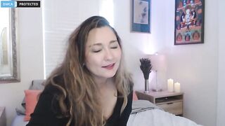 W33nam0m0 Beautiful milf with small breasts chilling in the bed 2019-02-22 12:00
