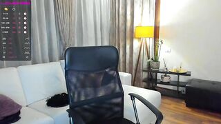 Miley_me horny beauty shows off her yummy tits 2021-06-06